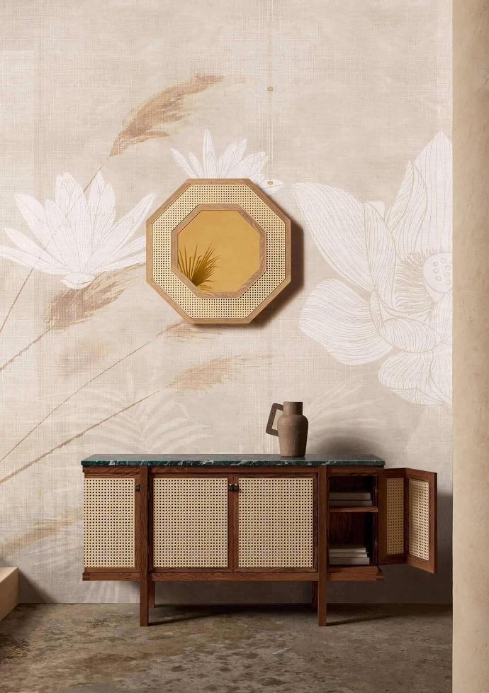 Un buffet de style japonais, accompagné d'un superbe papier peint panoramique illustrant l'art asiatique traditionnel dans des tons de beige et de grège.
